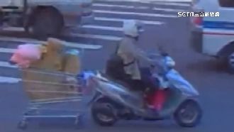 阿伯疑買太多　機車「拖賣場推車」趴趴走