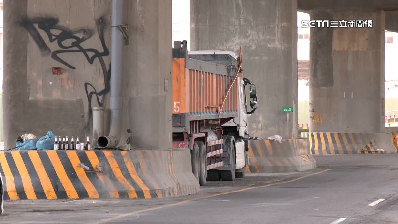 排班問題隔空互嗆　3惡煞持鋁棒砸砂石車