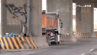 排班問題隔空互嗆　3惡煞持鋁棒砸砂石車