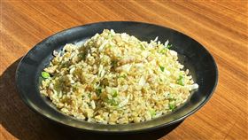 招牌的「鹹魚雞粒炒飯」採整隻鹹魚去骨片肉後加入秘密酌料去除腥味並大火快炒，讓炒飯吃來帶勁且「鑊氣」十足。（圖／記者簡浩正攝影）