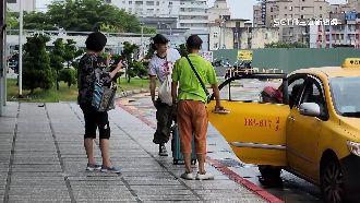 颱風預警性停駛　民眾花5千搭小黃回台北