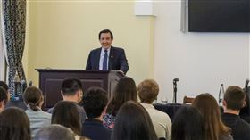 馬前總統於倫敦時間27日上午於聖母大學倫敦分院，以「台灣應追求和平，避免兩岸戰爭」為題發表演說，並率「大九學堂」學員與聖母大學師生互動。（圖／馬辦提供）