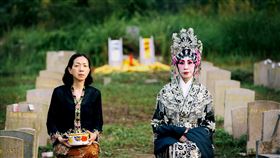 蔡寶珠（右）和萬芳在《五月雪》尋找失蹤親人.（圖／海鵬影業提供）