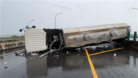 雲林崙背，颱風風勢大，裝運牛奶槽車翻覆，中颱杜蘇芮(圖／翻攝畫面)