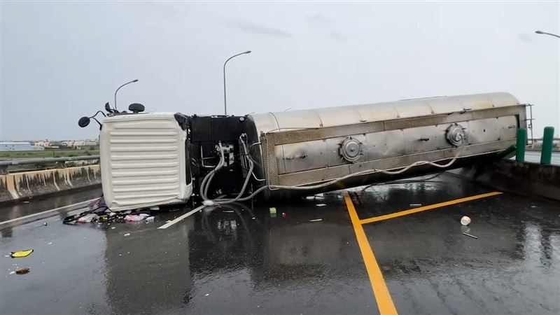 新／風雨太強！雲林槽車翻覆佔台78線封閉