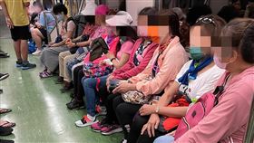 真人版骨董級芭比。（圖／翻攝自臉書 路上觀察學院）