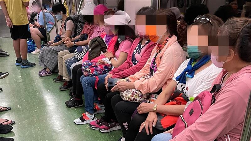 火車驚見整排真人芭比！網笑：骨董級派對