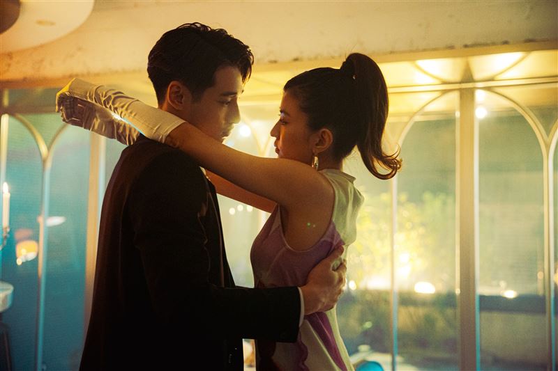 9m88(右)被爆熱戀章廣辰(左)。(圖/爵士寶貝有限公司提供)