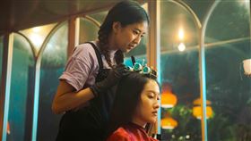 9m88在MV中化身洗頭小妹情挑「男明星」章廣辰。（圖／爵士寶貝有限公司 提供）