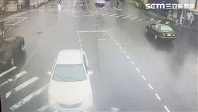 台中小客車自撞中央分隔島，駕駛傷重不治，酒測超標。酒駕。（圖／民眾提供）