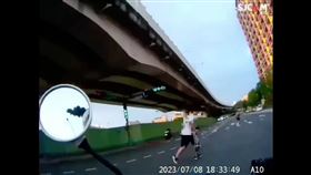 北市楊男在馬路上溜滑板遭警方攔下開罰。（圖／翻攝畫面）