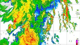 「台灣颱風論壇｜天氣特急」今（28）天午間 12:45許貼出一張雷達迴波圖並提醒，颱風尾掃上來了！未來4小時「台南、高雄、屏東、嘉義」，注意持續性大雨！（圖／翻攝自台灣颱風論壇）