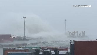 浪打上岸瞬間被吹散！金門恐吹14級強陣風