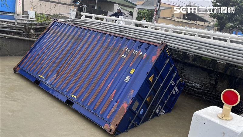 天使輪之亂！貨櫃卡橋下　攔油索也被破壞