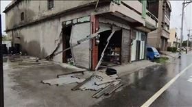 雲林風勢強勁吹掀鐵捲門　居民嚇壞奔逃（圖／翻攝畫面）