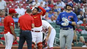 ▲紅雀捕手被打者揮空的球棒打到頭，流血退場。（圖／美聯社／達志影像）