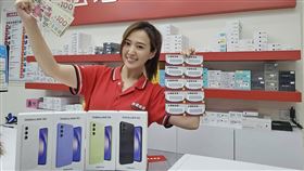 地標網通宣布即日起至8月8日期間到全台地標網通實體門市購買任一手機或平板，即可獲得一張刮刮卡，最大獎是老爺酒店集團住宿券。（圖／品牌業者提供）