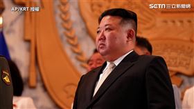 北韓「戰勝節」閱兵秀肌肉！金正恩看完激動到哭　臉頰留淚痕畫面曝（圖／AP影音）