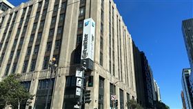 Twitter總部曾象徵自由開放Twitter總部24日拆卸招牌，鑲嵌著藍鳥與@twitter字樣，懸掛在馬雅風格的建築上，其中一面除了藍鳥標誌外，僅剩未拆完的er兩個字母。中央社記者張欣瑜舊金山攝  112年7月28日