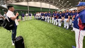 ▲棒協理事長辜仲諒前往臺南亞太國際棒球訓練中心，探望亞運和U18培訓隊成員。（圖／中華民國棒球協會提供）