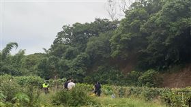 ▲新北市淡水區忠愛街旁菜園的水溝，有民眾發現1名男子臉部朝下趴在水溝內，於是立即打電話報案，警、消獲報到場，發現男子已明顯死亡，目前警方已在現場拉起封鎖線，等待鑑識人員到場釐清相關案情。（圖／翻攝畫面）