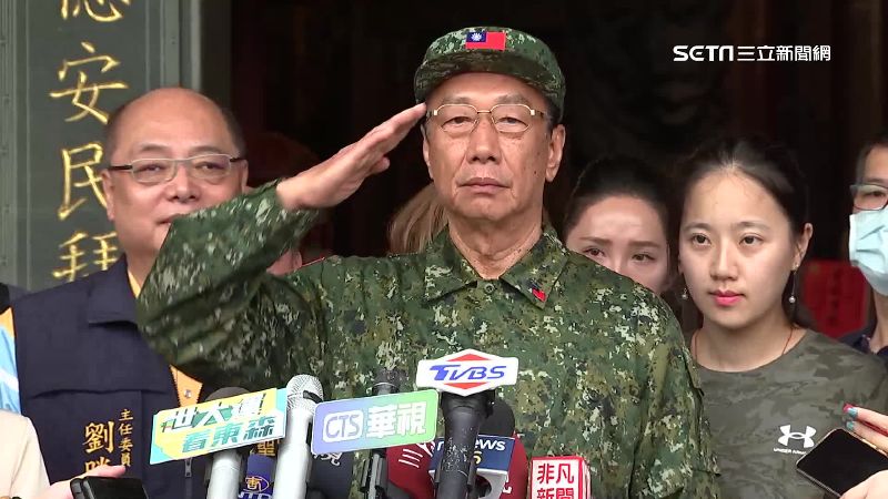 郭拜廟穿迷彩軍裝敬禮　漢光國軍看傻眼