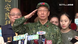 郭拜廟穿迷彩軍裝敬禮　漢光國軍看傻眼