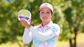 ▲19歲台灣旅日高爾夫小將吳佳晏在JLPGA次巡嘉實多女子高球賽封后。（圖／翻攝自jlpga_stepuptour IG）