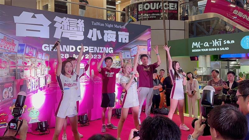 樂天女孩新加坡站台　吃飯遇籃籃粉絲買單