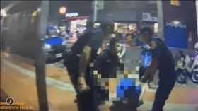 ▲台北市警方獲報，大安區有一女子持刀在路邊揮舞，警方獲報趕抵現場，發現28歲黃姓女子持水果刀，在住處附近企圖隨機傷人，一名外籍女子被抓傷。目前警方已將黃女帶回，依妨害自由、傷害罪偵辦。（圖／翻攝畫面）