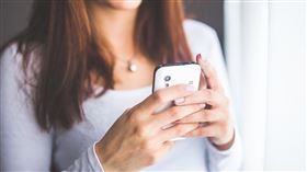 手機，滑手機、看手機，圖／翻攝自Pixabay