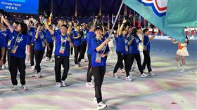 ▲成都世大運，台灣隊由「排球甜心」廖苡任擔任掌旗官，排在104位進場。（圖／大專體總提供）
