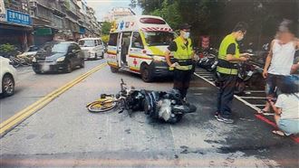 國中生騎車切西瓜　遭騎士撞飛驚悚畫面曝