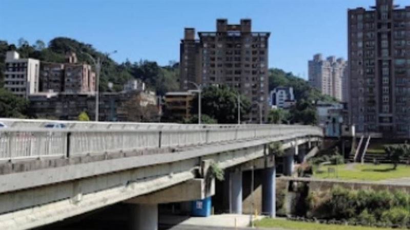 北市萬壽橋下赫見男浮屍　警消打撈上岸