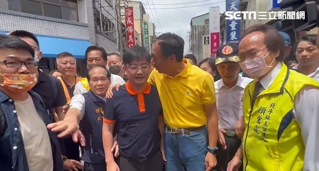 陪郭台銘彰化拜廟！藍議長謝典林不怕黨紀