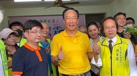 ▲郭台銘拜訪彰化縣北斗鎮長候選人顏宏霖/顏宏霖服務處，謝典林現身陪同