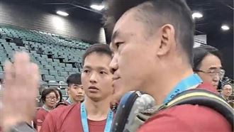 搶國旗又賀奪牌選手　警政署遭開酸：雙標