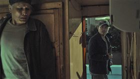 影集八尺門的辯護人  范逸臣為求生存痛下毒手在影集「八尺門的辯護人」中，演員范逸臣（右）為求生存不惜狠下毒手，疑似夜半出海棄屍，被劇中李銘順的爸爸發現。（鏡文學提供）中央社記者葉冠吟傳真  112年7月17日