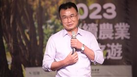 颱風接近  陳吉仲籲消費者不需恐慌採購颱風杜蘇芮逼近台灣，農委會主委陳吉仲24日呼籲農漁民做好防颱工作，並指出農委會有庫存機制，若因颱風造成作物、蔬果、畜產、水產影響，都有滾動倉儲可利用，呼籲消費者不必因恐慌而產生預期心理的採購。中央社記者李先鳳攝  112年7月24日