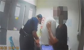 7旬老翁與妻子相擁而泣。（圖／翻攝畫面）