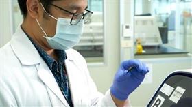 王金洲醫師建議肺癌患者，透過「次世代基因定序」（NGS），單一檢體一次可檢測約400個基因或生物標記，再根據報告選擇適合藥物。