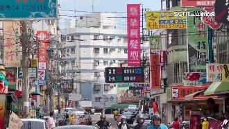 招牌橫出近半路面！彰化大埔路招牌太醒目