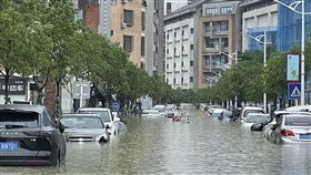 杜蘇芮挾驚人水氣  中國發布暴雨紅色預警颱風杜蘇芮昨天登陸中國大陸，因為挾帶驚人水氣，中國29日傍晚發布史上第二個暴雨紅色預警，北京等6個省市未來一天面臨最大威脅。圖為29日，杜蘇芮肆虐後，福建省寧德市區嚴重積水。（中新社提供）中央社  112年7月29日