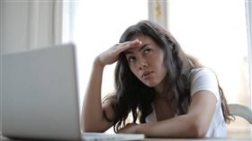 牡羊、雙子、天蠍8月在職場要防小人且低調行事。（示意圖／Pexels）