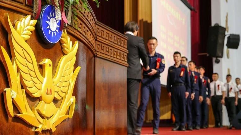 爆料警專遭網軍圍攻　親弟被長官鎖門逼供