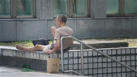 勞動部最新統計  無薪假總人數破萬勞動部24日公布最新減班休息人數，較上期增加660人，共達1萬575人，其中製造業就占8成，整體製造業狀態需持續關注。圖為午後在台北車站外休息的民眾。中央社記者徐肇昌攝  112年7月24日