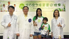 Janet（右二）今日帶著二兒子Dylan，出席生殖醫學中心「瑋寶回娘家」活動。（圖／記者簡浩正攝影）