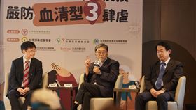 李秉穎醫師（中）說明肺炎鏈球菌疫苗施打建議。（圖／台灣家庭醫學醫學會提供）