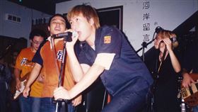  五月天阿信22年前嫩照曝光。（圖／河岸留言提供）