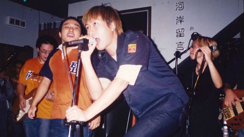 河岸留言熄燈！五月天阿信22年前嫩照出土